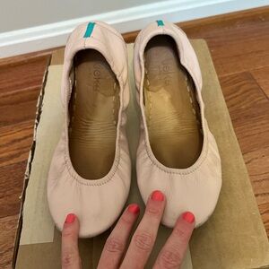 Ballet pink tieks